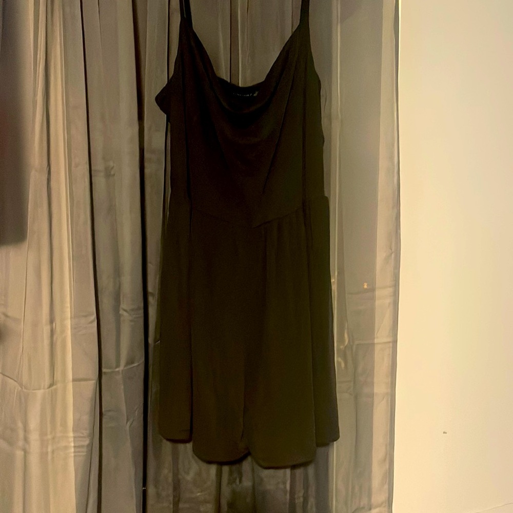 Beautiful dark gray black tape large short jumper